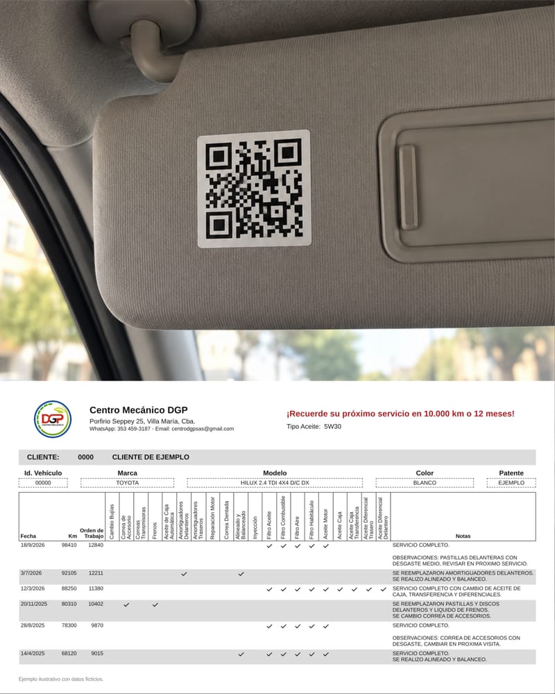 Código QR de la libreta digital pegado en el parasol de un vehículo, y una libreta de ejemplo con el historial de servicios