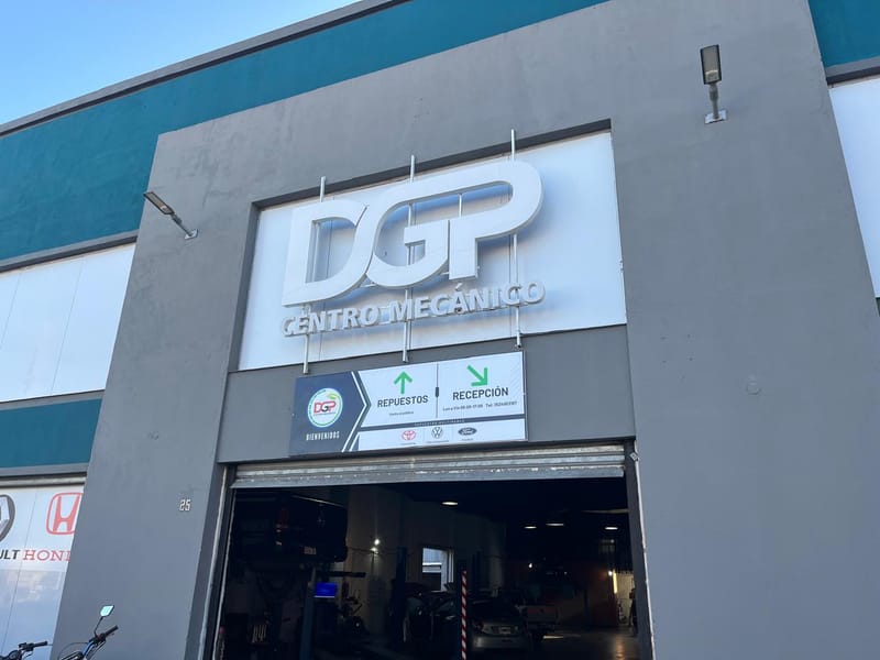 Frente de Centro Mecánico DGP, con el cartel y el portón de entrada