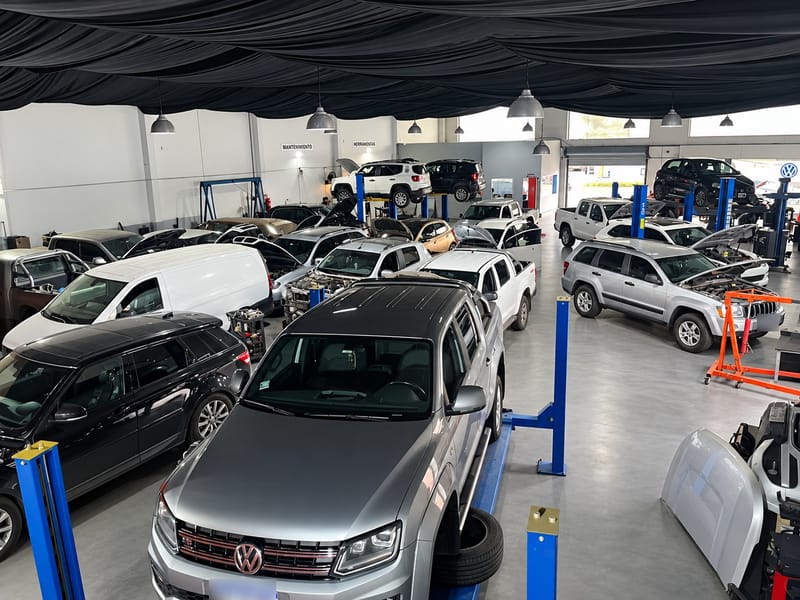 Camionetas y autos en el taller, vistos desde arriba